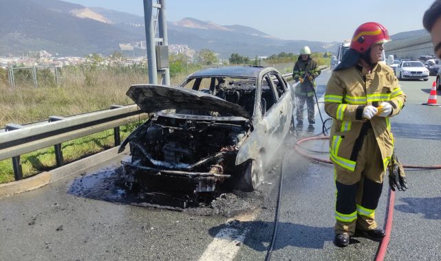 Otoyolda alev alan otomobil yandı