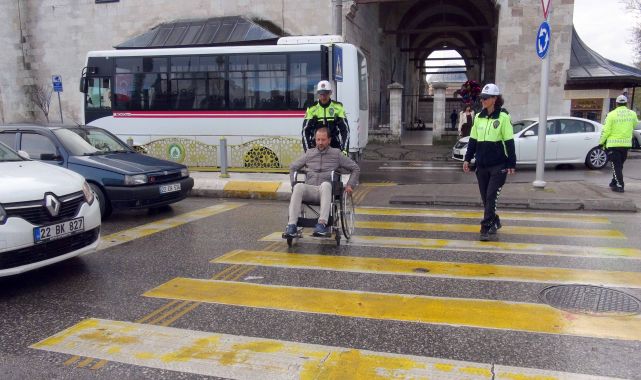 Polis, engellilerin sorununa dikkat çekmek için vatandaşları tekerlekli sandalye ile trafiğe çıkardı