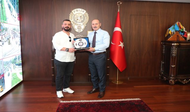 Polisten kaçan şüpheliyi etkisiz hale getiren esnafa, emniyet müdüründen plaket