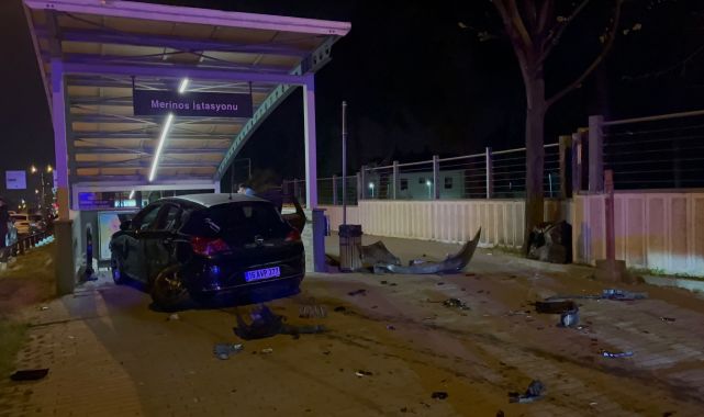 Sürücüsü makas atan otomobil, önce araca araca  sonra metro istasyonu merdivenlerine çarptı: 4 yaralı