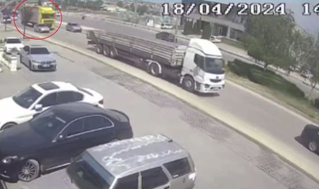 TIR’ın çarptığı otomobilin refüje çıktığı kaza kamerada