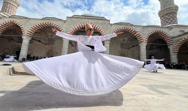 Turizm Haftası'nda lise öğrencilerinden cami avlusunda sema gösterisi