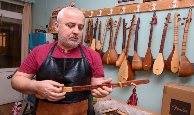 15 metrekarelik atölyesinde ürettiği 3 telli sazları dünyaya pazarlıyor