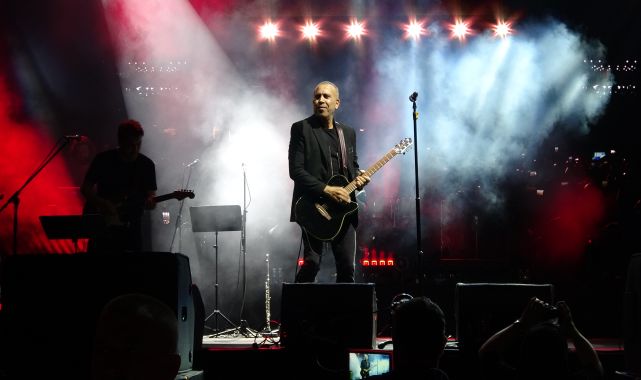 19 Mayıs Atatürk&#039;ü Anma, Gençlik ve Spor Bayramı&#039;nda Bursa&#039;da konser veren Haluk Levent, sevenlerini coşturdu