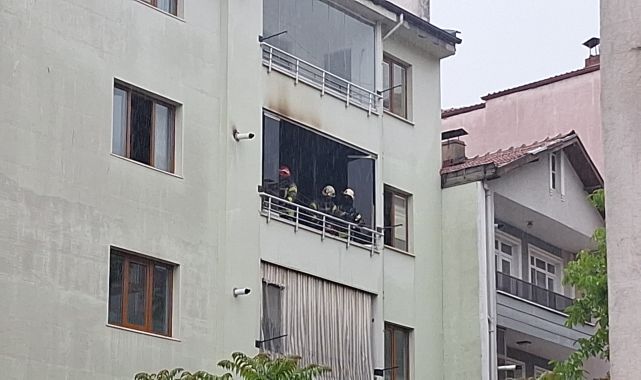 3’üncü kat balkonuna yıldırım düştü; yangın çıktı