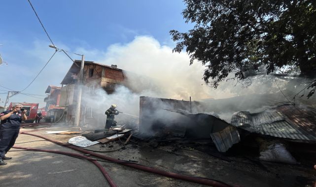 Ahırda çıkan yangında mahsur kalan 5 inek kurtarıldı