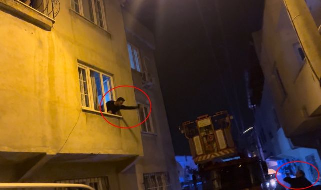 Anne- babası ve 2 kız kardeşini odaya kilitleyip bıçakla rehin aldı; 1 saatte ikna edildi