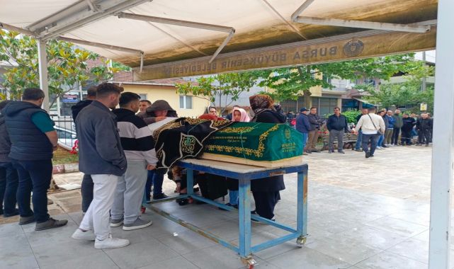 Aynı yaştaki kuzeninin kazara öldürdüğü 9 yaşındaki Miraç'ın tabutuna sünnet kıyafeti örtüldü