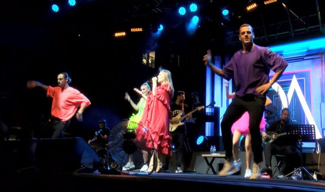 Bursa&#039;da &#039;19 Mayıs&#039; coşkusunda Demet Akalın konseri