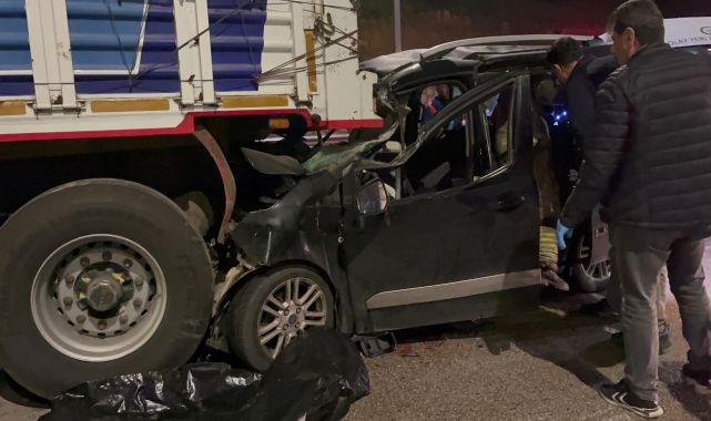 Bursa'da arıza yapınca yolda duran TIR'a hafif ticari araç çarptı: 1 ölü