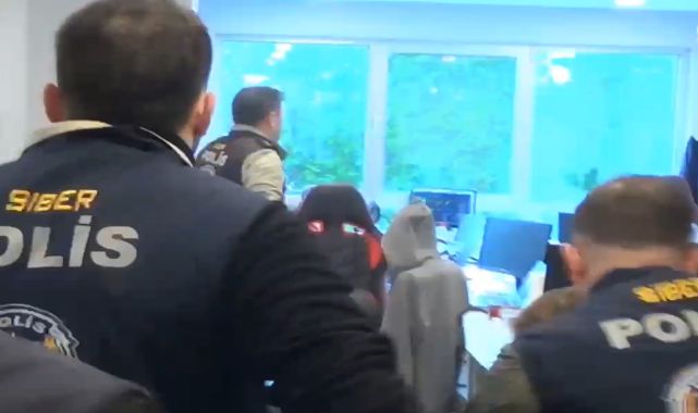 ‘Çağrı merkezi’ dolandırıcılarının iş yerlerinde gözaltına alındığı anlar kamerada