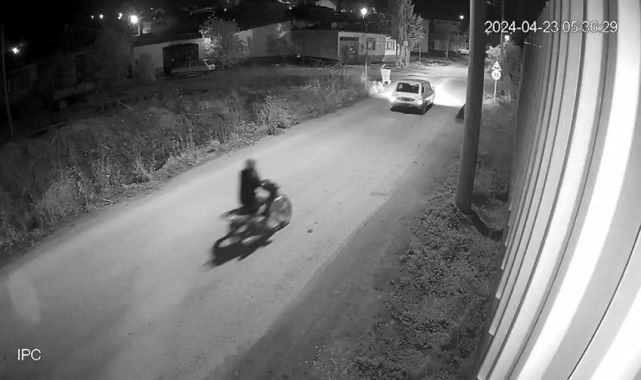 Çalıntı otomobille gelip, motosiklet de çalan şüpheliler kamerada