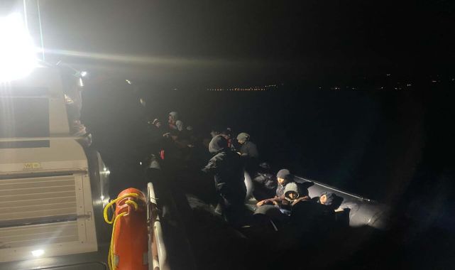 Çanakkale'de lastik bottaki 11’i çocuk 32 kaçak göçmen kurtarıldı