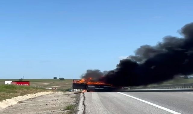 Edirne'de seyir halinde alev alan otomobil, kullanılamaz hale geldi