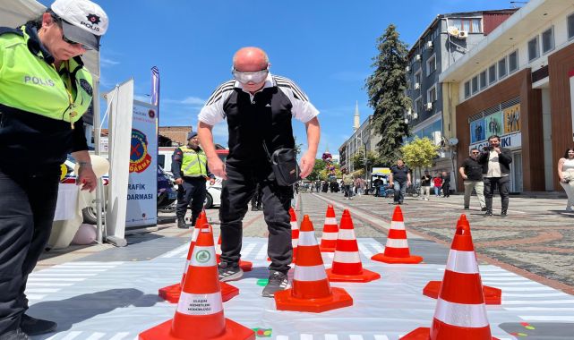 Simülasyon gözlüğüyle alkollü araç kullanmanın tehlikesi anlatıldı
