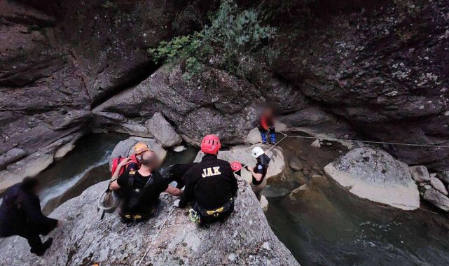 İndikleri dere kenarında mahsur kalan 3 arkadaşı, JAK Timleri kurtardı