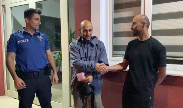 İnegöl'de , yolda bulduğu içinde 26 bin lira bulunan çantayı, sahibine teslim etti