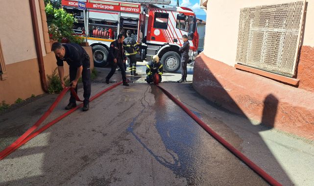 İtfaiye, dar sokaktaki yangını, hortumları birleştirip 60 metreye uzatarak söndürdü