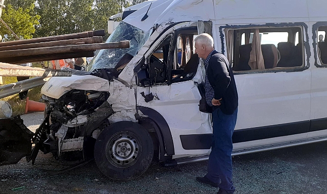 Kamyonet Kırmızı Işıkta Bekleyen İşçi Servislerine Çarptı, 18 Yaralı