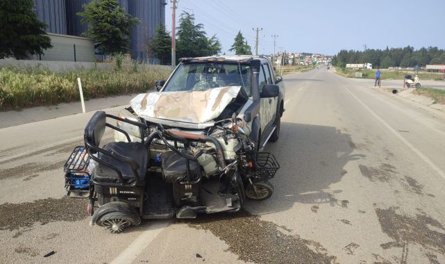 Kamyonetle çarpışan elektrikli bisikletteki 2 çocuk yaralandı
