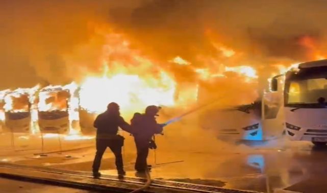 Kartepe'de otobüs markasına ait otoparkta çıkan yangın kamerada; 15 araç kül oldu