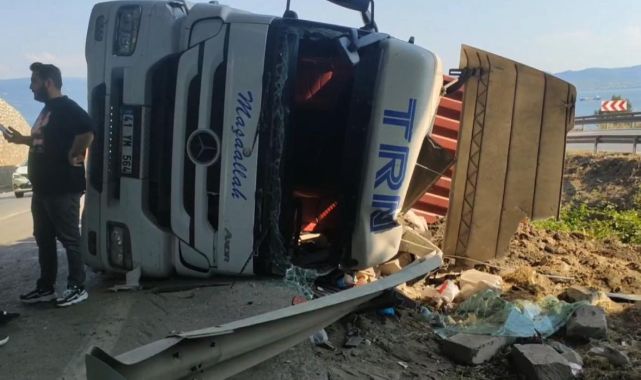 Kocaeli'de devrilen TIR'ın şoförü ağır yaralandı