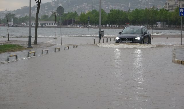 Kocaeli'de sağanak; deniz taştı, karavan parkı su altında kaldı