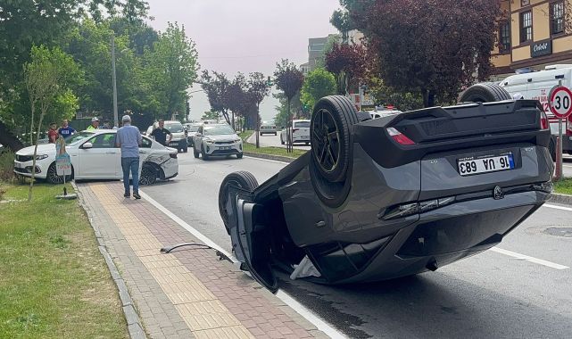 Kontrolden çıkan otomobil park halindeki otomobile çarpıp takla attı: 1 yaralı