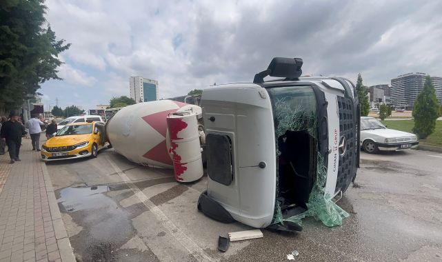 Kontrolden çıkıp devrilen beton mikseri, ticari taksiye çarptı: 1 yaralı