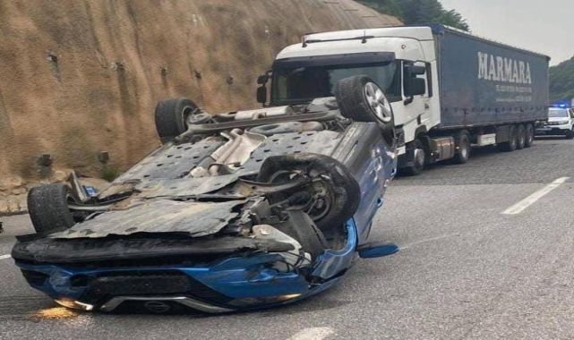 Lastiği patlayan otomobil istinat duvarına çarpıp takla attı, sürücü yaralandı
