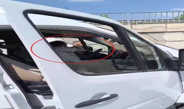 Minibüs şoförlerinin yumruklu yol verme kavgası kamerada