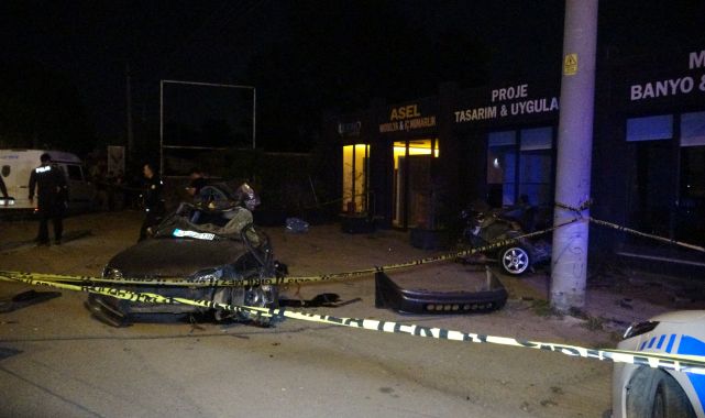 Otomobil yayaya ve elektrik direğine çarpıp ikiye ayrıldı: 1 ölü 1 yaralı; kaza anı kamerada