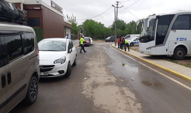 Otomobili bebek arabasına çarptı; içindeki çocuk ağır yaralı