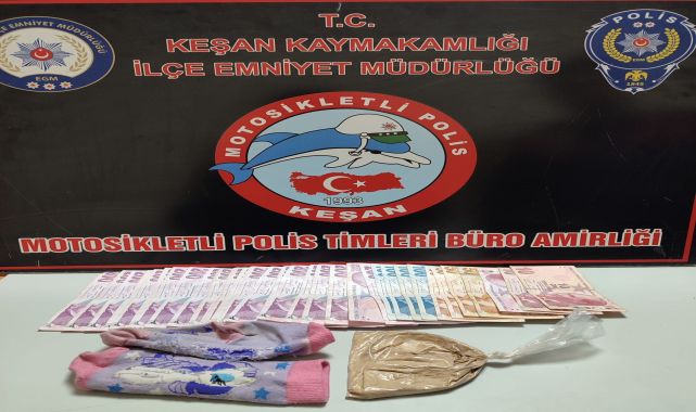 Polis takibindeki otomobilden atılan çocuk çorabından eroin çıktı