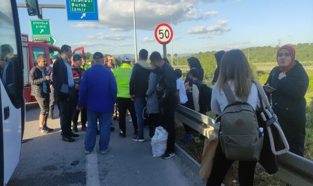 TIR'a arkadan çarpan yolcu otobüsünün sürücüsü sıkıştı; 38 yolcu kazayı yara almadan atlattı