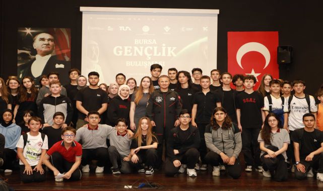 Türkiye'nin ilk astronotu Alper Gezeravcı, Bursa'da öğrencilerle buluştu