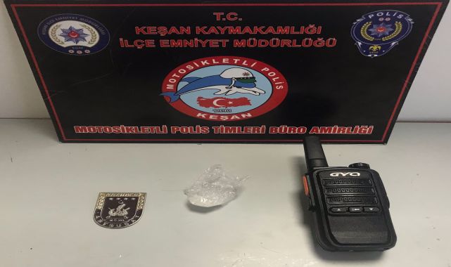 Üzerinde askeri personel rozeti ve telsiz bulunan taksiciye gözaltı