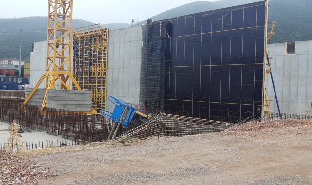 Üzerlerine inşaat demirleri devrilen 4 işçi yaralandı