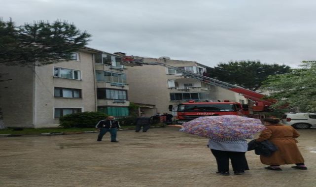 Yangında 4'üncü katta mahsur kalan kadın, itfaiyenin merdivenli aracıyla kurtarıldı