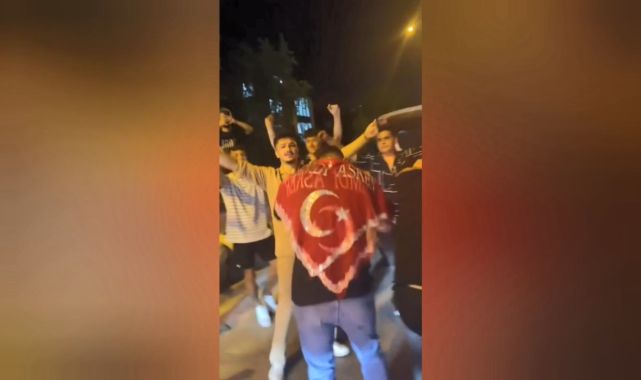 Asker uğurlama konvoyundakiler yolu kapatıp çiftetelli oynadı