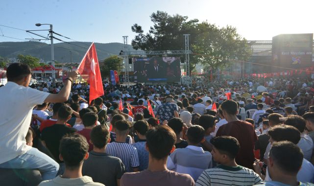 Bursa&#039;da A Milli Futbol Takımı&#039;nın maçı açık alana kurulan dev ekranlarda izlendi
