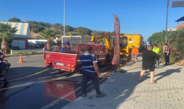 Çanakkale&#039;de kamyonet, TIR&#039;a arkadan çarptı: 2 ölü