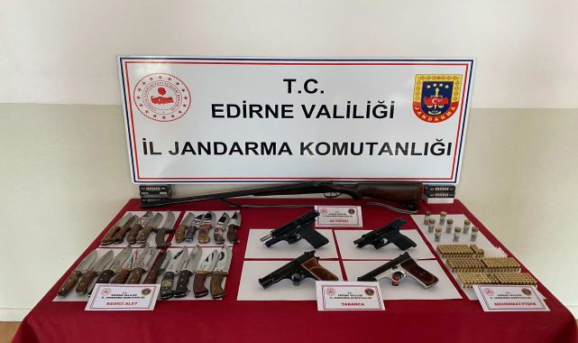 Edirne'de bir evde silah ve bıçak ele geçirildi