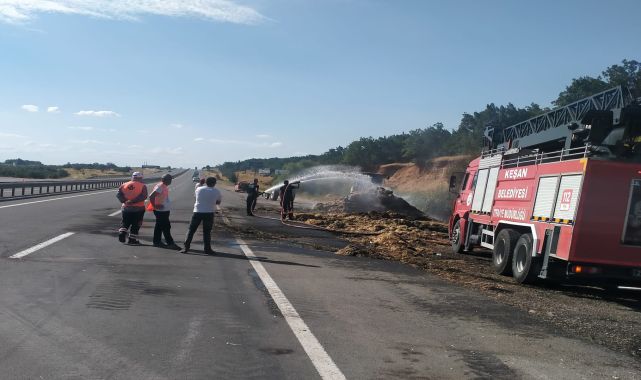 Seyir halindeki traktöre bağlı 2 römork ve üzerindeki saman balyaları yandı 