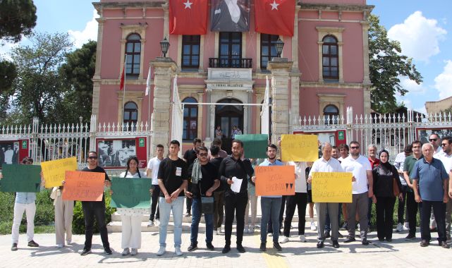 Üniversite öğrencilerinden toplu taşımaya zam protestosu