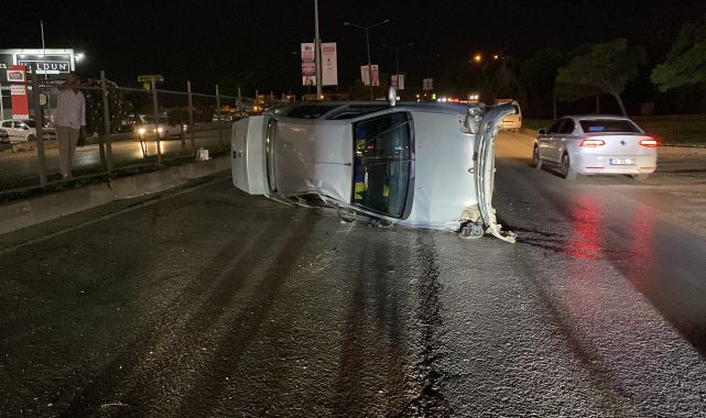 İnegöl'de otomobil, refüjdeki tellere çarpıp takla attı: 2 yaralı