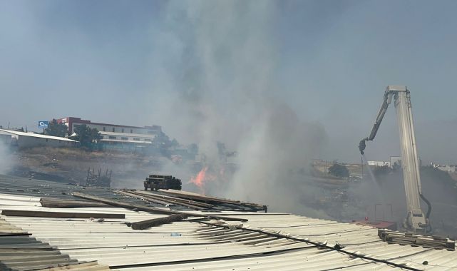 Kocaeli'de akaryakıt istasyonu bitişiğindeki palet fabrikasında yangın