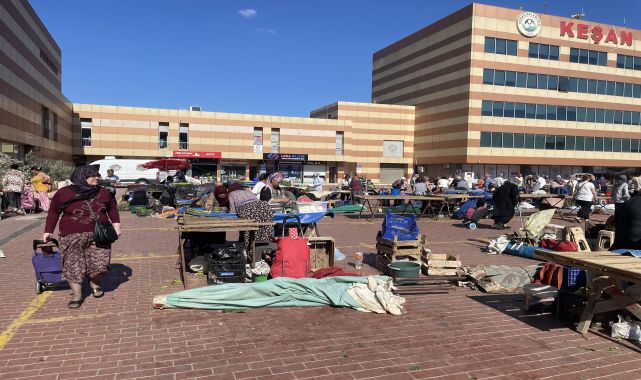 Kuvvetli lodosta başına pazar şemsiyesi devrildi