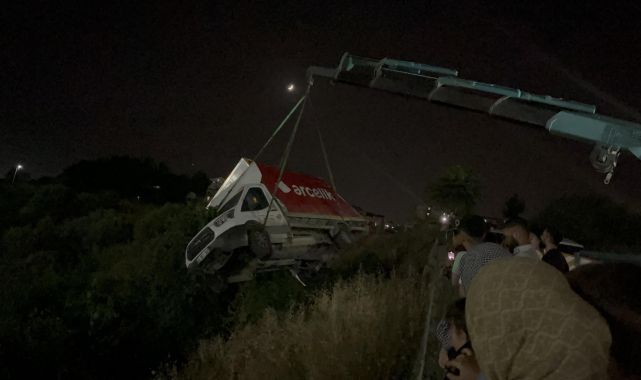 Müşteriye ürün getirdiği kamyoneti park halindeyken hareket edip vadiye yuvarlandı