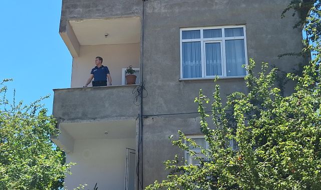 Önce eşini bıçak ve silahla yaraladı ardından da akrabasını vurup, camide polis teslim oldu